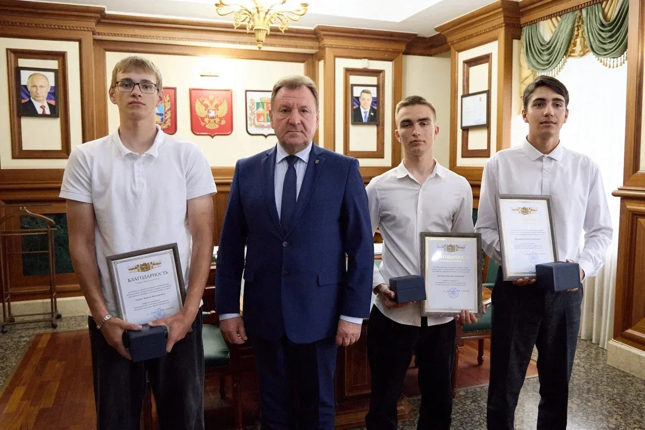 Студентов-матросов, спасших детей на Комсомольском пруду, наградили в Ставрополе