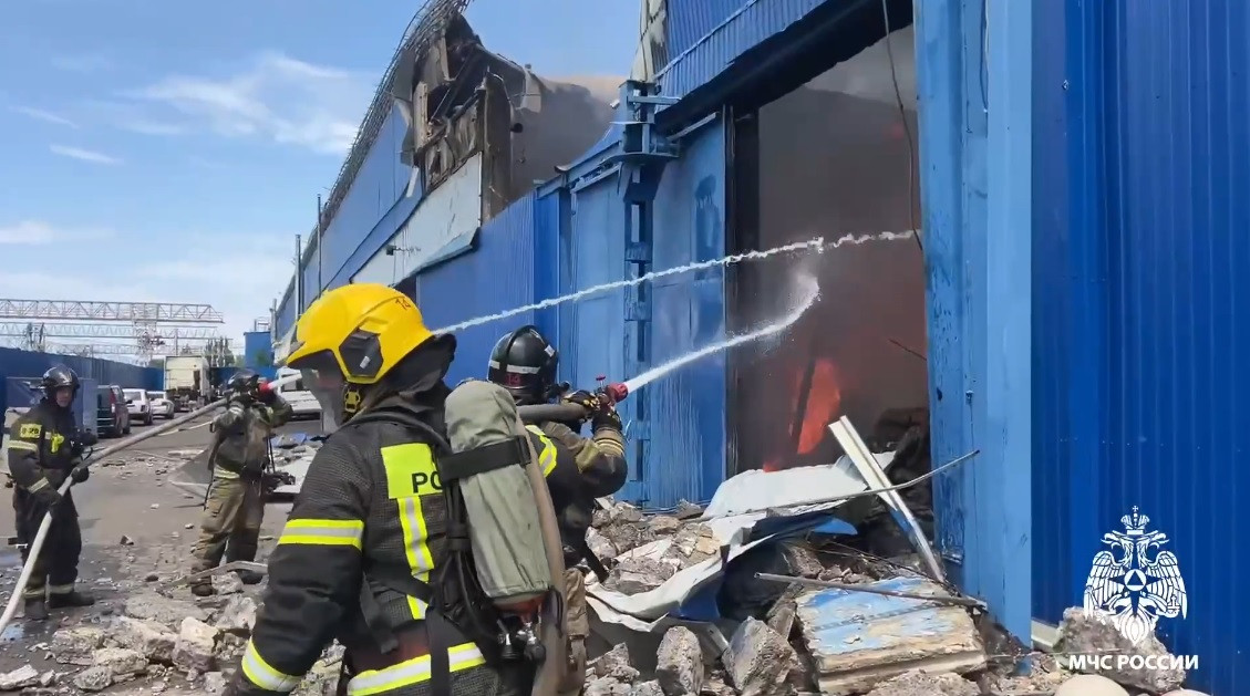 Пожар на территории СКИП "Мастер" в Ставрополе разгорелся сильнее