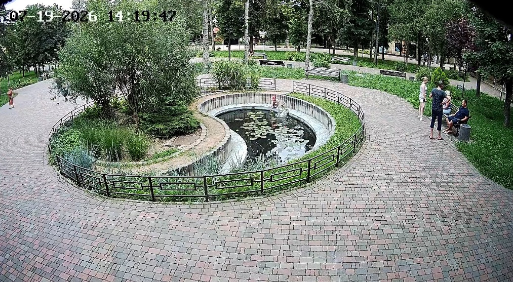 Маленький ребенок чуть не утонул в пруду в Ессентуках