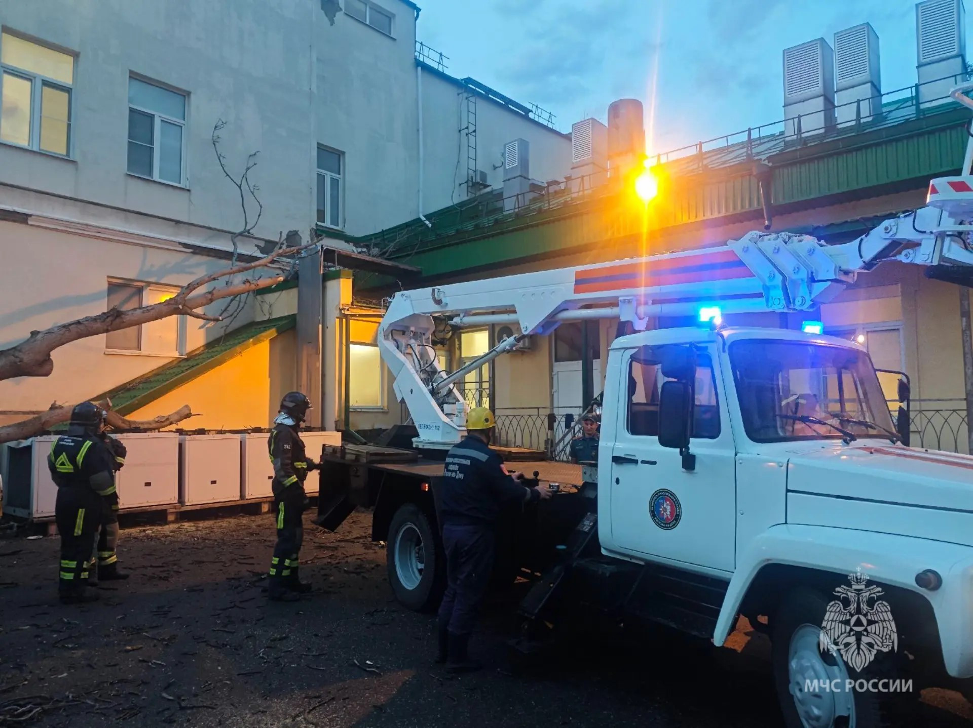 Один погибший и десятки пострадавших: в Ростове рассказали о последствиях сильнейшего за 12 лет урагана