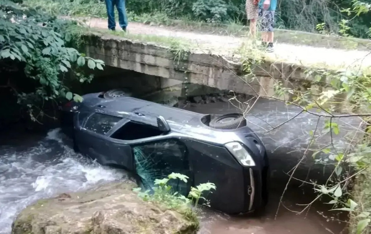 Пьяный водитель свалился на машине в реку возле Замка коварства в Кисловодске