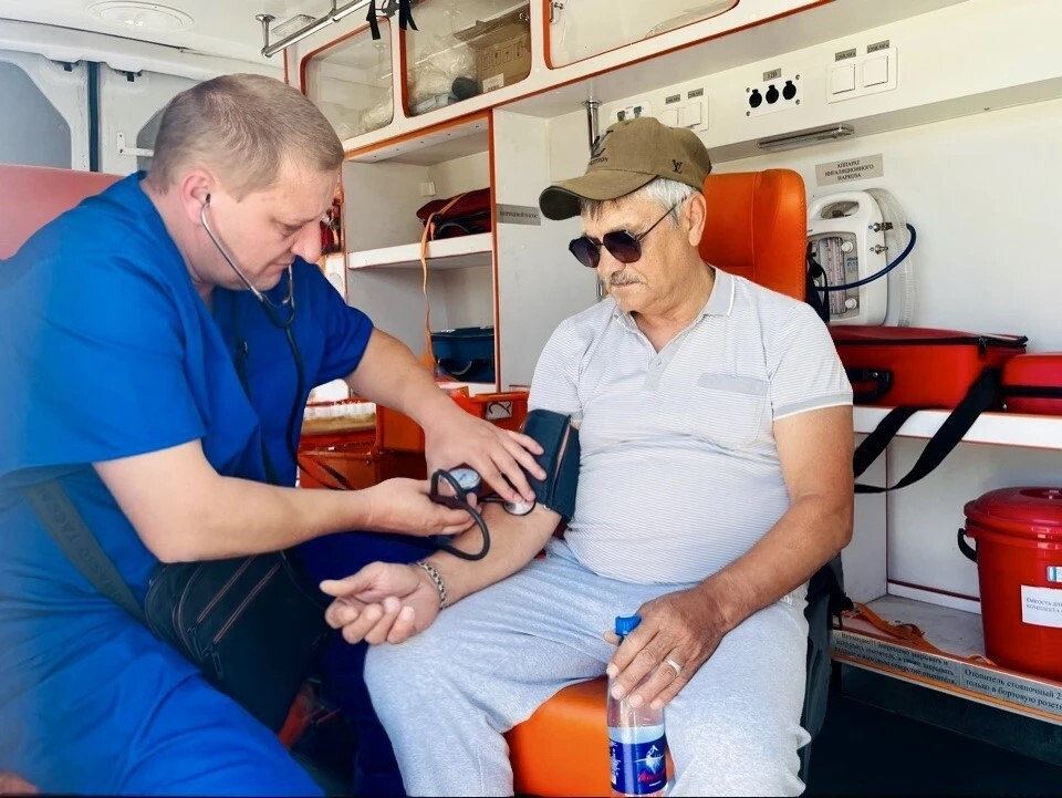 Автоинспекторы и медики Ставрополья провели на дорогах акцию «Переживем жару вместе»