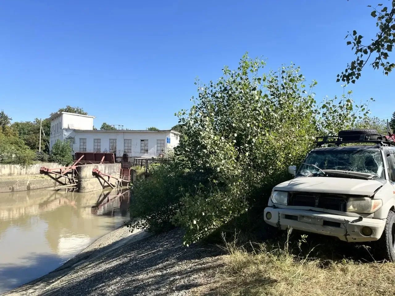 38-летний водитель погиб при съезде автомобиля в водоем в Невинномысске
