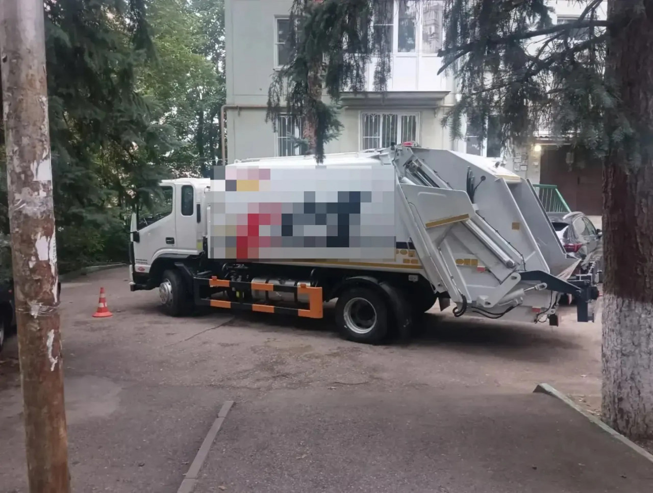 Мусоровоз сдавал назад и насмерть задавил пешехода в Кисловодске