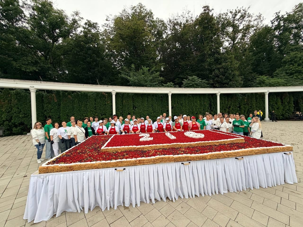 Трехтонный торт съели за час на Дне города Железноводска