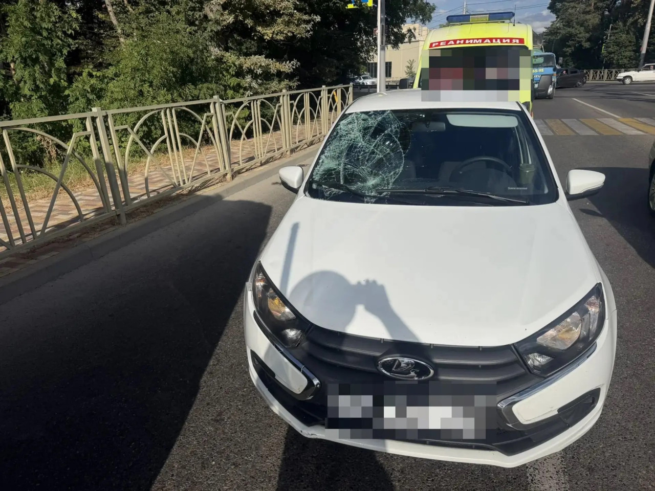 Две девочки-подростка на самокате попали под колеса авто в Ставрополе