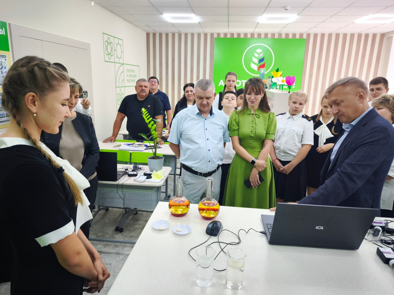 В школе на Ставрополье открыли агрокласс с микроскопами и цифровыми лабораториями В школе на Ставрополье открыли агрокласс с микроскопами и цифровыми лабораториями