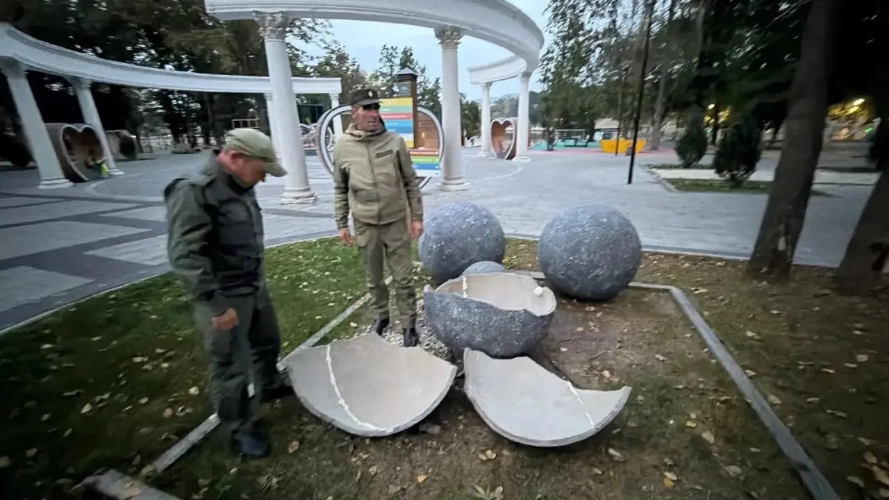 Вандалы разгромили Старое озеро и Комсомольский парк в Кисловодске