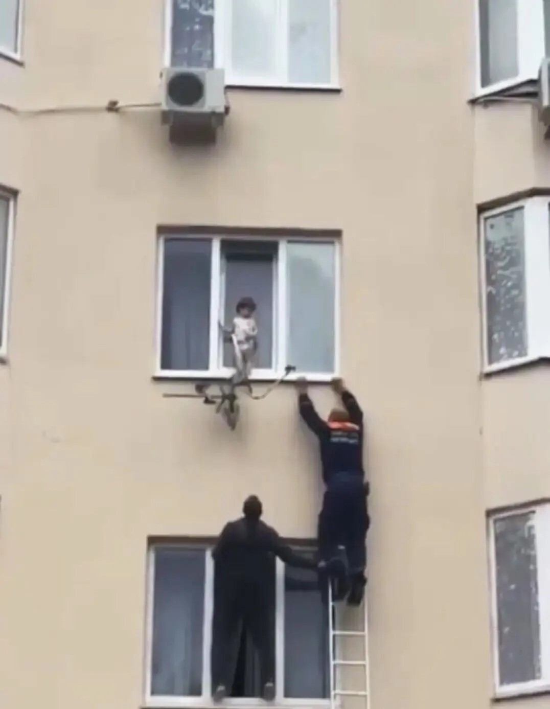 В Пятигорске ребенок чуть не сорвался с третьего этажа