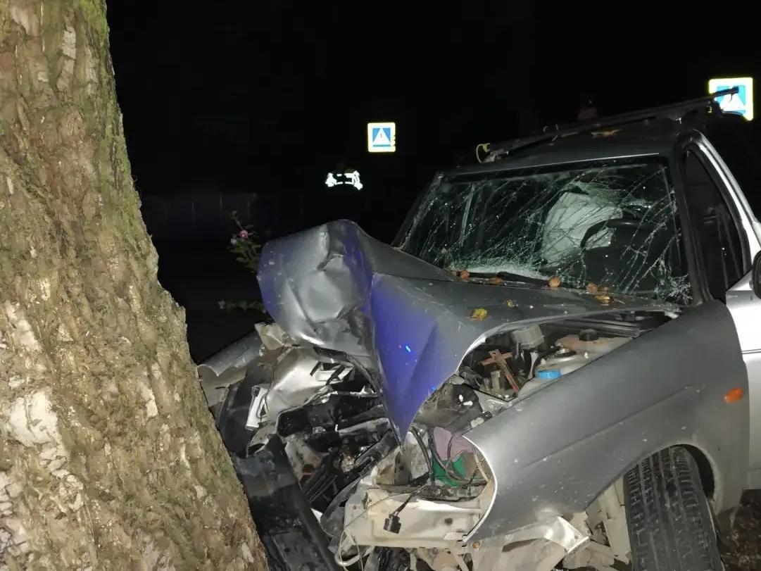 34-летний водитель «Приоры» погиб, врезавшись в дерево в Пятигорске