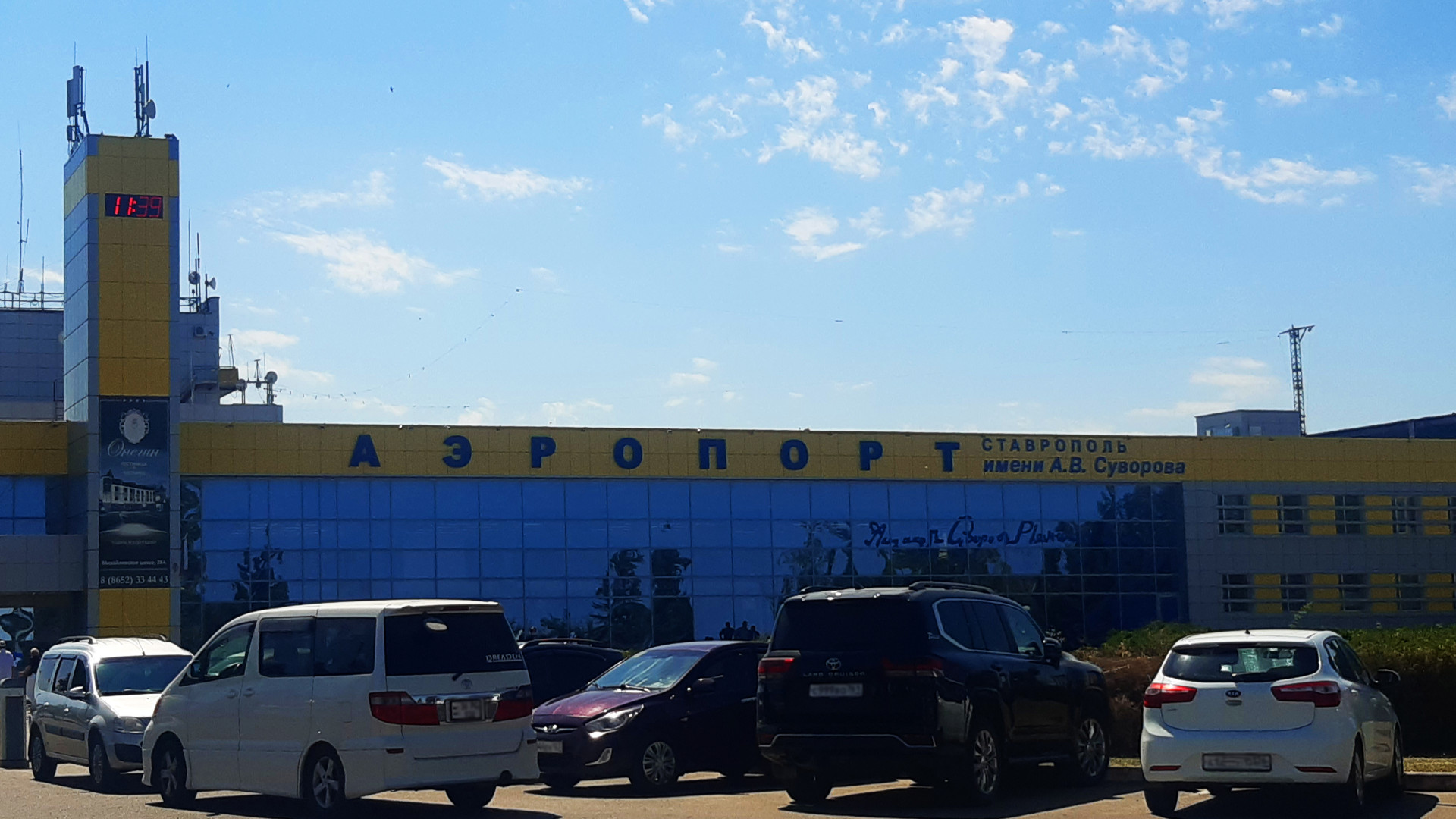 Аэропорт Ставрополя сделал парковку бесплатной для многодетных
