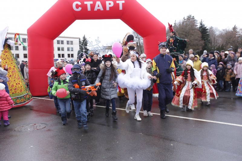 Забег в карнавальных костюмах на площади Ленина