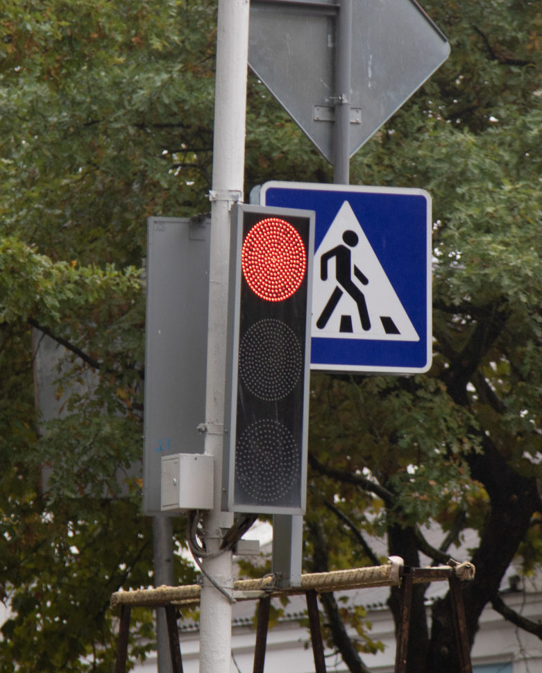 Специальные камеры фиксируют проезд на красный свет и проезд за стоп-линию.