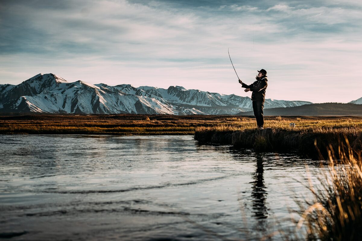 Рыбалка высокий. Красивая природа рыбалка. Красивые пейзажи на рыбалке. Рыбак горы. Рыбалка в горах.